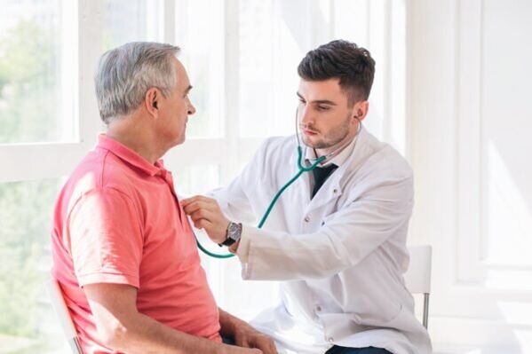 médico examinando a un paciente con hipertensión